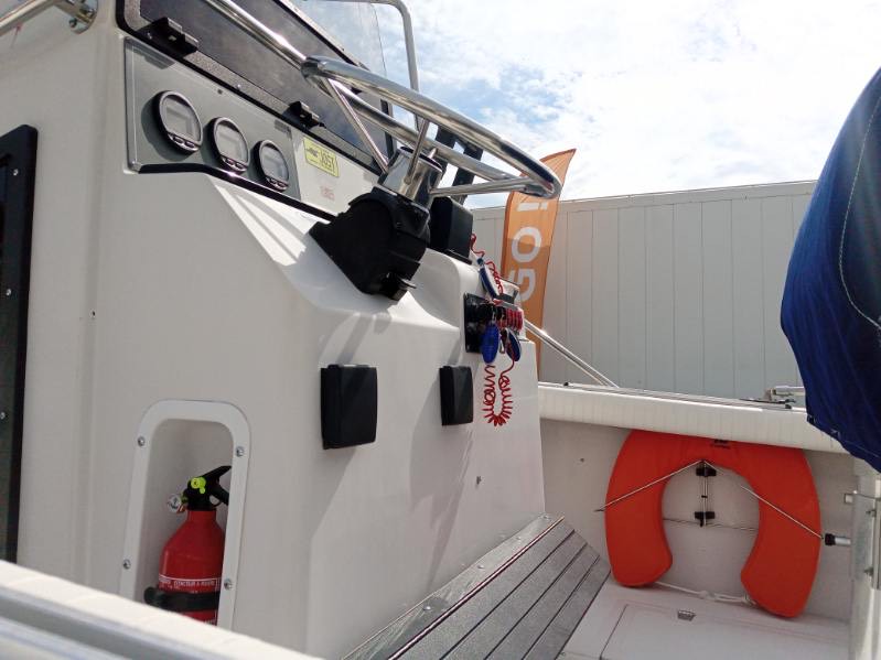 slider 2 Boston Whaler  24 Outrage